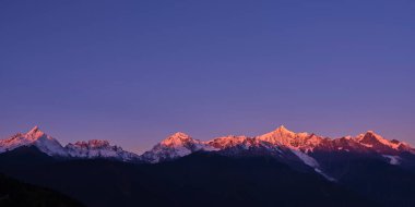 Çin 'in yunnan şehrinde gün doğumunda Meili dağının kawabego zirvesi.