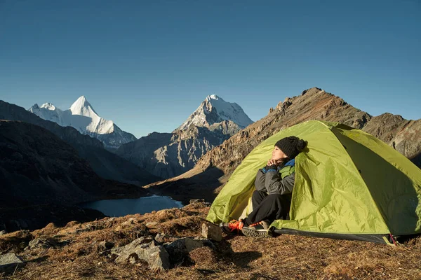 Donna Asiatica Camper Femminile Seduto Tenda Godendo Luce Del Sole Foto Stock