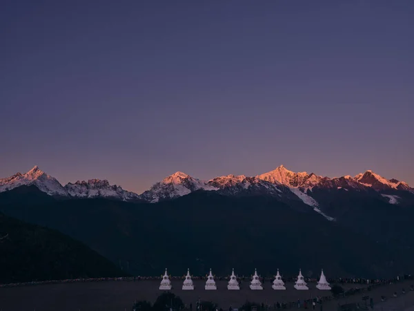 Pagodas Blancas Del Templo Feilai Con Montaña Nieve Del Meili — Foto de Stock