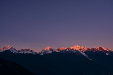 Çin 'in yunnan şehrinde gün doğumunda Meili dağının kawabego zirvesi.