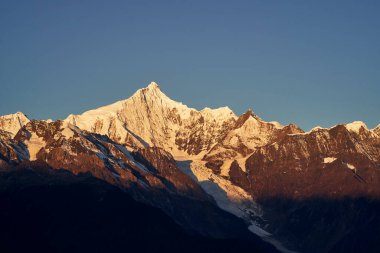 Meili 'nin kawaboge zirvesi (ya da anari) güneş doğarken, yunnan vilayeti, Çin