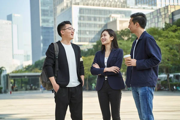 Jeunes Asiatiques Debout Parler Sur Rue Heureux Souriant — Photo