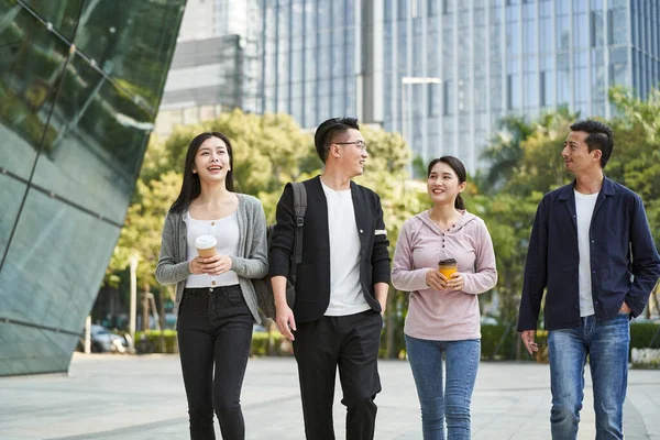 Asyalı Dört Genç Insan Modern Şehirde Yürürken Sohbet Ediyor Gülümsüyor — Stok fotoğraf