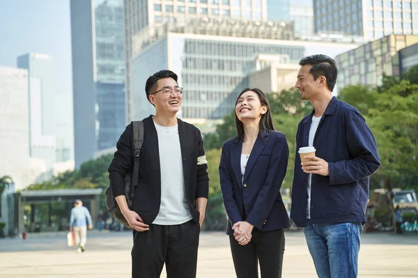 Genç Asyalılar Sokakta Konuşurken Mutlu Gülümsüyor — Stok fotoğraf