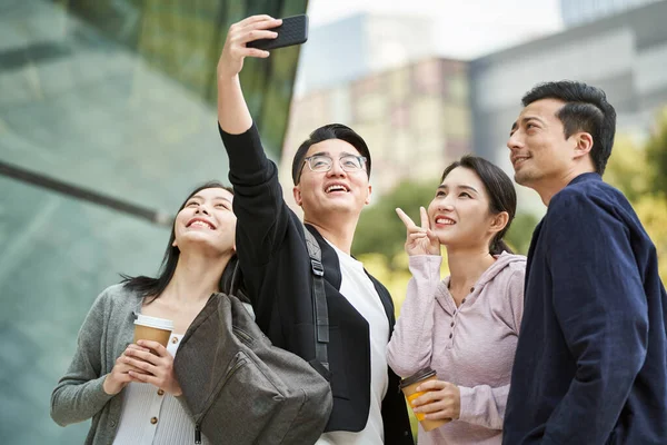Grupo Jóvenes Asiáticos Tomando Selfie Usando Teléfono Celular Aire Libre — Foto de Stock