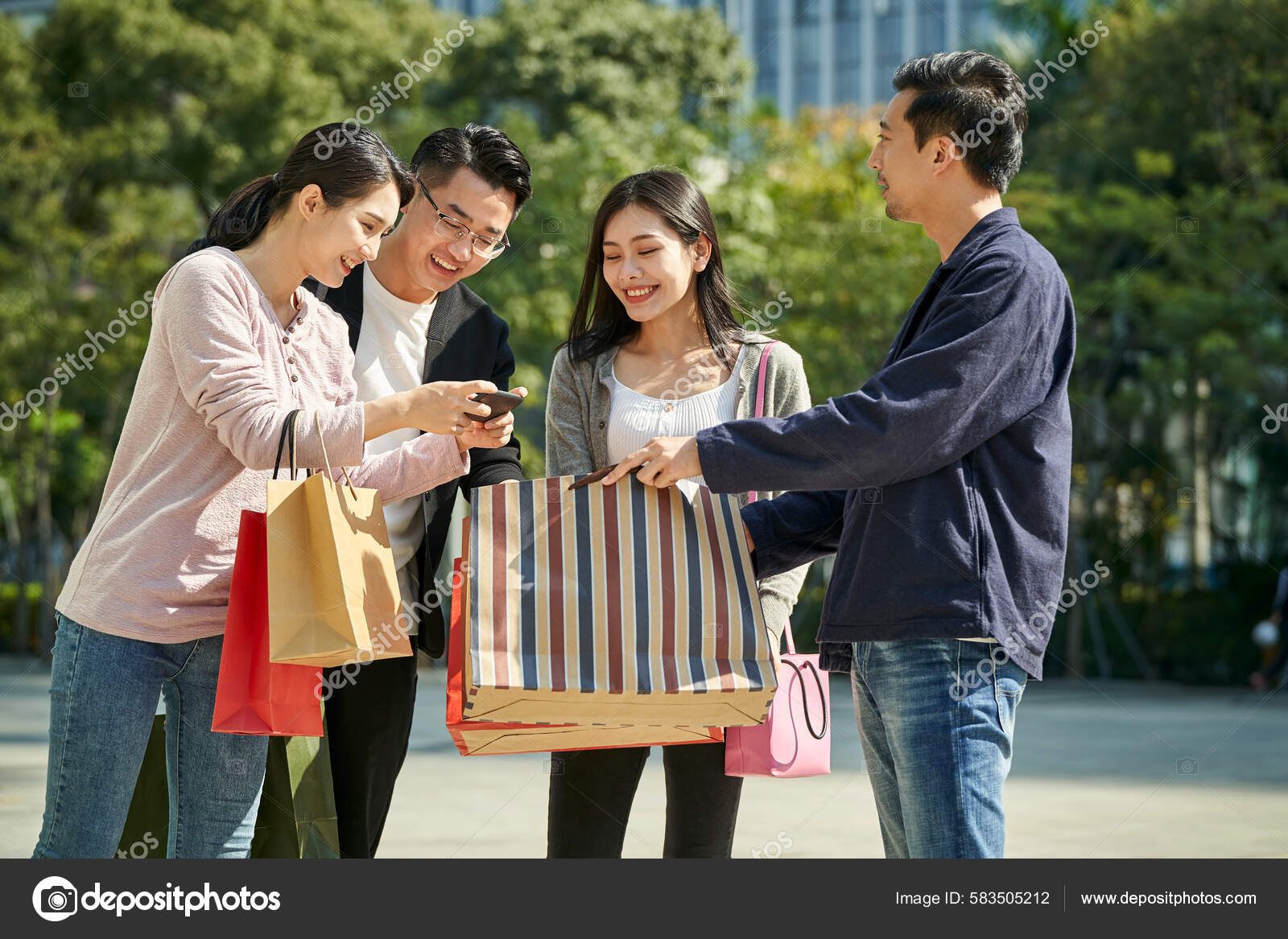 Grupo Quatro Jovens Asiáticos Pessoas Olhando Para Celular Falando Durante  — Foto © imtmphoto #583505212, image size:1600x1167