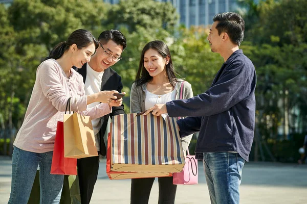 Group Four Young Asian People Looking Cellphone Talking Shopping Trip — ストック写真