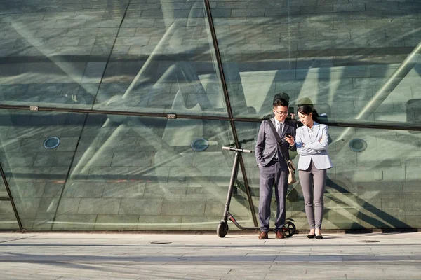 Young Asian Business Man Woman Standing Outdoors Looking Mobile Phone — Fotografia de Stock