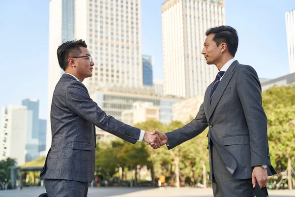 Asian Business Men Meeting Outdoors Shaking Hands — Stock fotografie