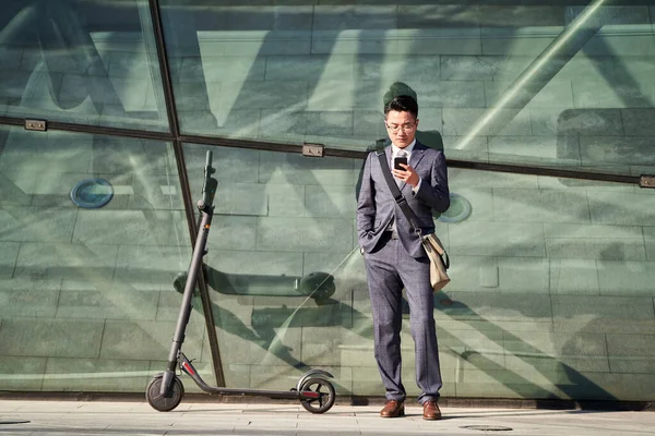 Jovem Asiático Homem Negócios Com Scooter Elétrico Olhando Para Celular — Fotografia de Stock