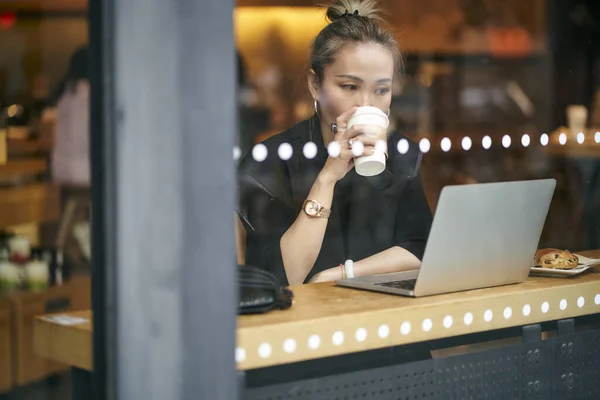 Asian Woman Working Coffee Shop Using Laptop Computer — Stock Photo, Image