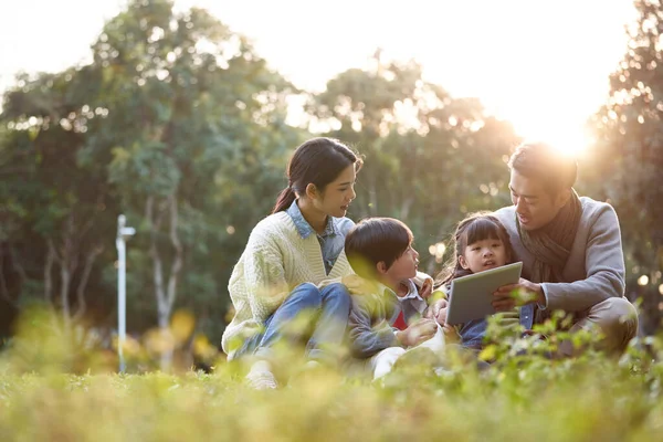 Famiglia Asiatica Con Due Bambini Rilassarsi All Aperto Nel Parco — Foto Stock