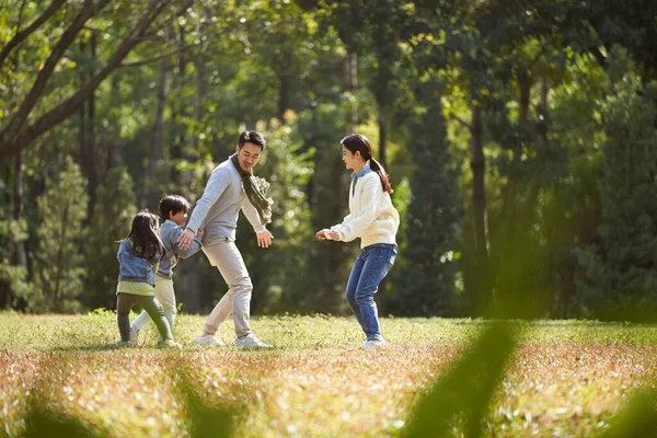 Young Asian Family Two Children Having Fun Playing Park — Fotografia de Stock