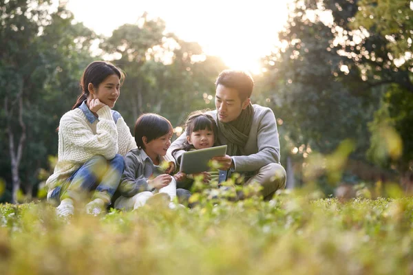 Familia Asiática Con Dos Niños Relajándose Aire Libre Parque Ciudad — Foto de Stock
