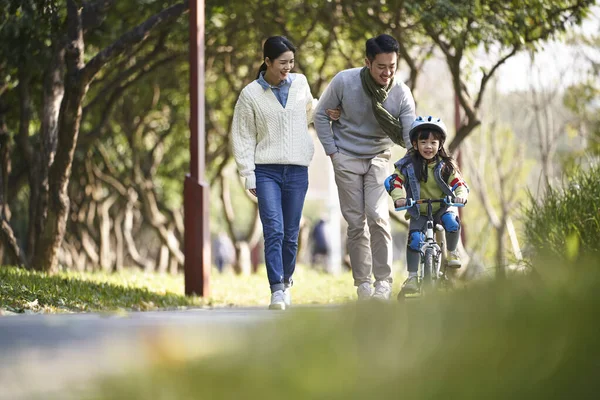Young Asian Family Enjoying Outdoor Activity City Park — Zdjęcie stockowe