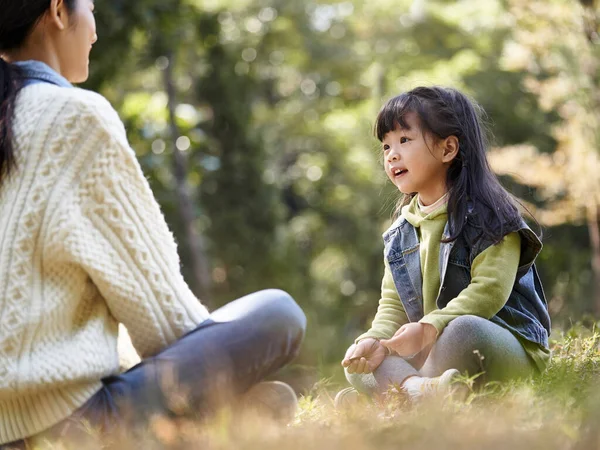 Young Asian Mother Sitting Grass Park Having Pleasant Conversation Preschool — Stock Photo, Image