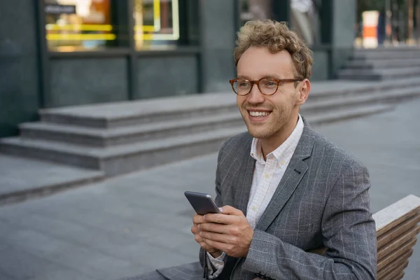 Gözlüklü Yakışıklı Adam Internetten Cep Telefonu Alışverişi Yapıyor Fotokopi Odasına — Stok fotoğraf