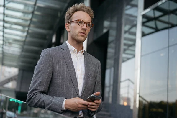 Porträtt Ung Pensiv Affärsman Klädd Kostym Eleganta Glasögon Som Håller — Stockfoto