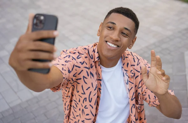 Fiatal Mosolygós Afro Amerikai Férfi Használja Mobiltelefon Kommunikáció Online Boldog — Stock Fotó