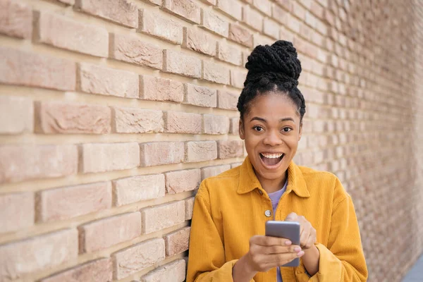 Egy Gyönyörű Boldog Afro Amerikai Portréja Aki Mobiltelefont Tart Miközben — Stock Fotó