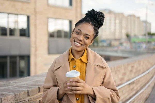 Gyönyörű Mosolygós Afro Amerikai Visel Elegáns Kabát Kezében Csésze Kávét — Stock Fotó