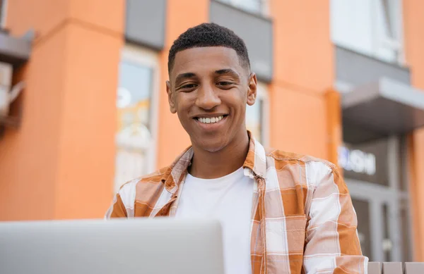 Joven Estudiante Afroamericano Sonriente Estudiando Sentado Campus Universitario Concepto Educación —  Fotos de Stock