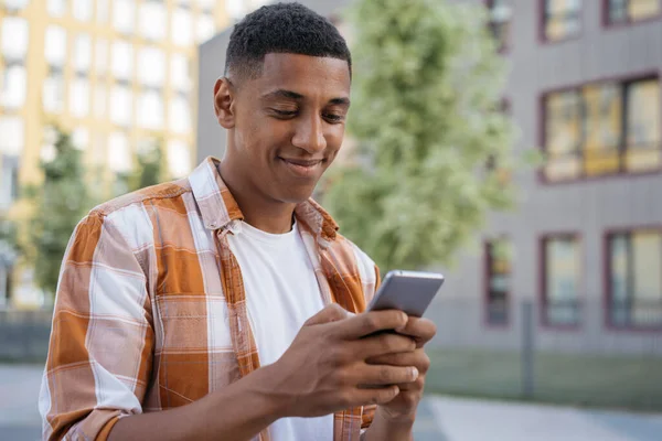 Joven Hombre Afroamericano Usando Teléfono Móvil Compras Línea Mirando Pantalla —  Fotos de Stock