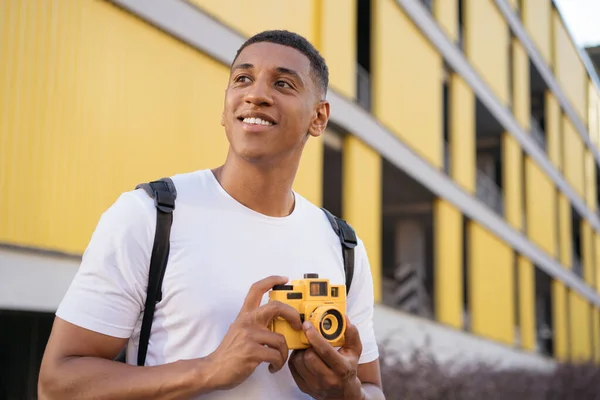 Porträt Eines Glücklichen Afroamerikanischen Fotografen Der Auf Der Straße Fotos Stockbild