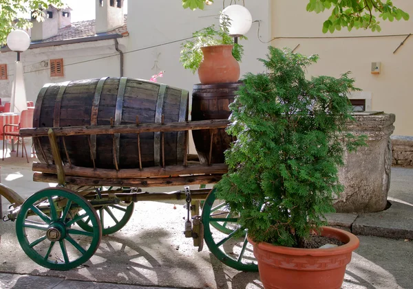 Il vecchio carro con botti di vino — Foto Stock