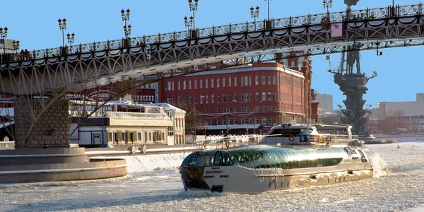 A pleasure boat on the Moscow river icebreaker — Stock Photo, Image