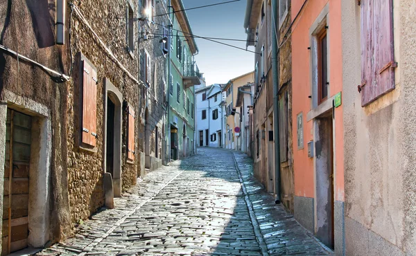 Uma rua velha em dia ensolarado — Fotografia de Stock