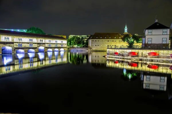 #Nacht # Straßburg # Dunkelheit # Reflexion # Licht — Stockfoto