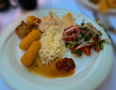 Kızarmış domuz ve pilav