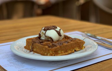 Tabakta çikolatalı pasta