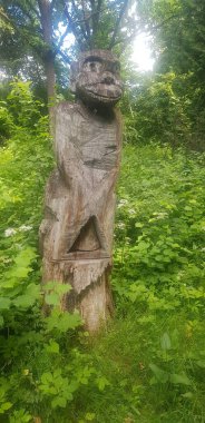 Ormandaki bir ilahın bilinmeyen heykeli: İngilizce