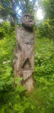 Ormandaki bir ilahın bilinmeyen heykeli: İngilizce