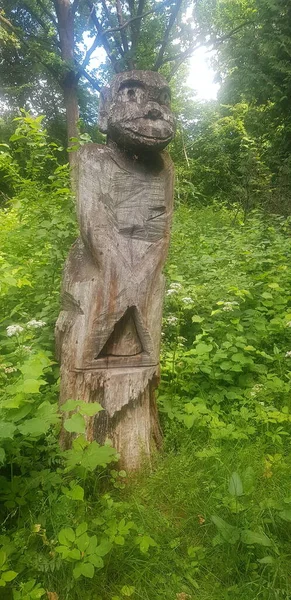 Ormandaki bir ilahın bilinmeyen heykeli: İngilizce