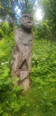 Bir oyma ağaç, bir totem.