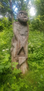 Bir oyma ağaç, bir totem.