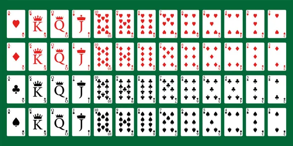 Yeşil arka planda poker için tam deste kart oynanıyor