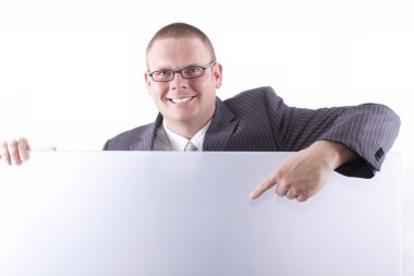 Billboard işaret eden işadamı