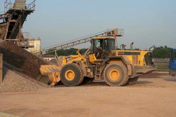 Wiel loader vrachtwagen ladingen — Stockfoto