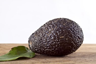 bir tablo üzerinde avokado
