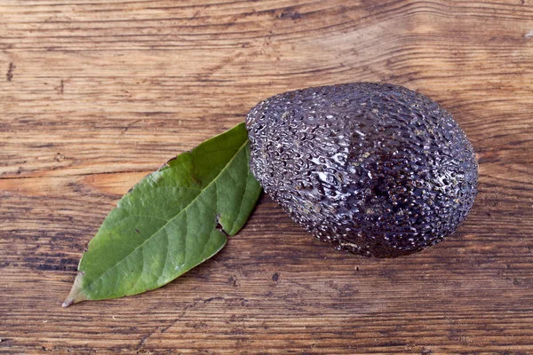 Avocado auf einem Tisch — Stockfoto