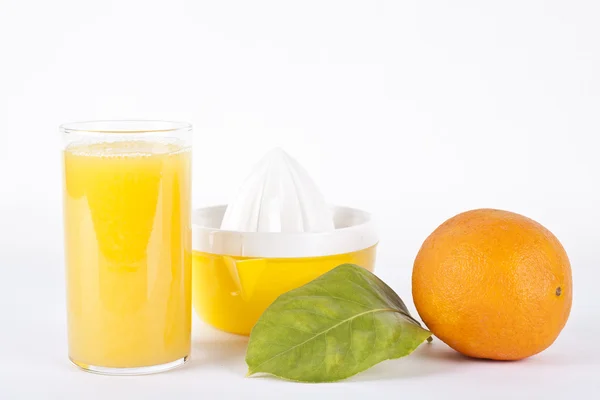 Frisch gepresster Orangensaft — Stockfoto