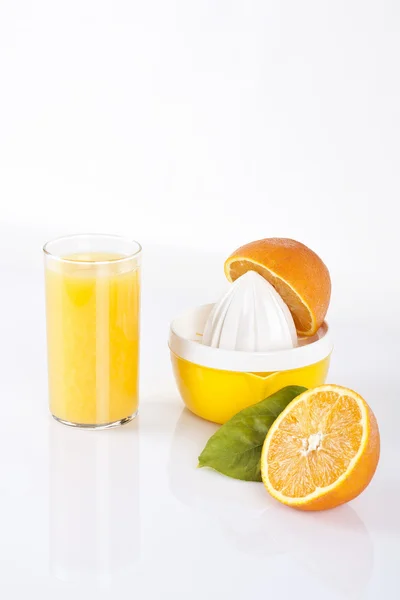 Frisch gepresster Orangensaft — Stockfoto