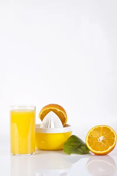 Frisch gepresster Orangensaft — Stockfoto