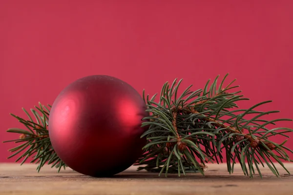 Boule rouge sur branche de sapin — Photo