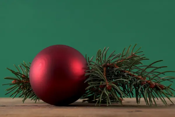 Röda bollen på Gran gren — Stockfoto