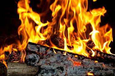 Şöminede yangın var.